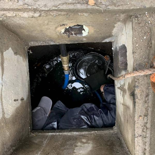 Reinigen en ontsmetten van regenputten